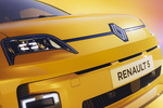 Renault 5 E-Tech 110 kW (150 CV) 52 kWh iconic Cinq Turismo Amarillo Pop! con Techo Negro Exterior Frontal 5 puertas