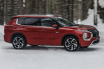 Mitsubishi Outlander PHEV 4WD Kaiteki PHEV Todo terreno Rojo Diamante Exterior Lateral-Frontal 5 puertas