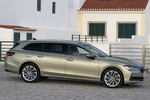 Skoda Superb Gama Superb Combi Selection con Paq. Cromo Combi Turismo familiar Beige Ice Tea Metalizado Exterior Lateral-Frontal 5 puertas