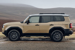 Toyota Land Cruiser 250 First Edition 250 First Edition Todo terreno Amarillo Tottori con Techo Gris Claro Exterior Lateral 5 puertas