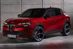 Alfa Romeo Junior Elettrica 175 kW (240 CV) Elettrica Veloce Todo terreno Rojo Brera con Techo Negro Exterior Frontal-Lateral 5 puertas