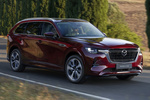 Mazda CX-80 E-Skyactiv PHEV AWD Takumi Plus PHEV Todo terreno Artisan Red Exterior Lateral-Frontal 5 puertas