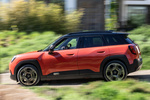 MINI Aceman Aceman SE Favoured SE Turismo Rebel Red con Techo Negro Exterior Lateral 5 puertas