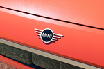 MINI Aceman Aceman SE Favoured SE Turismo Rebel Red con Techo Negro Exterior Emblema marca 5 puertas
