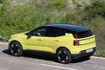 Volvo EX30 Single Motor Plus Todo terreno Moss Yellow Exterior Cenital-Lateral-Posterior 5 puertas