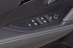 Peugeot 208 Hybrid 100 e-DCS6 GT Hybrid Turismo Interior Mandos puerta 5 puertas