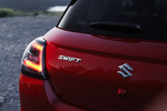 Suzuki Swift 1.2 Mild Hybrid S3 Turismo Rojo Burning Perlado con Techo Negro Exterior Posterior 5 puertas