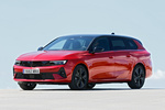 Opel Astra Electric 115 kW (156 CV) 54 kWh Sports Tourer GS Electric Sports Tourer Turismo familiar Kardio Red Exterior Frontal-Lateral 5 puertas