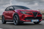Alfa Romeo Junior Elettrica 175 kW (240 CV) Elettrica Veloce Todo terreno Rojo Brera con Techo Negro Exterior Lateral-Frontal 5 puertas
