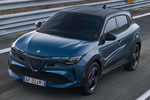 Alfa Romeo Junior Ibrida 1.2 100 kW (136 CV) eDCT6 Ibrida Speciale Todo terreno Verdeazulado Navigli con Techo Negro Exterior Cenital-Frontal-Lateral 5 puertas