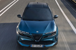 Alfa Romeo Junior Ibrida 1.2 100 kW (136 CV) eDCT6 Ibrida Speciale Todo terreno Verdeazulado Navigli con Techo Negro Exterior Frontal-Cenital 5 puertas