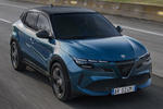 Alfa Romeo Junior Ibrida 1.2 100 kW (136 CV) eDCT6 Ibrida Speciale Todo terreno Verdeazulado Navigli con Techo Negro Exterior Lateral-Frontal 5 puertas