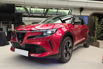 Alfa Romeo Junior Elettrica 115 kW (156 CV) 54 kWh Elettrica Speciale con Pack Sport Todo terreno Rojo Brera con Techo Negro Exterior Frontal-Lateral 5 puertas