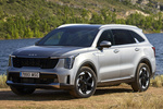 KIA Sorento PHEV 1.6 T-GDI 4x4 Emotion con Paq. Premium PHEV 4x4 Todo terreno Silky Silver Exterior Frontal-Lateral 5 puertas
