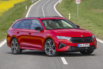 Skoda Octavia RS Combi Turismo familiar Rojo Velvet Metalizado Exterior Frontal-Lateral 5 puertas