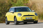 MINI MINI Cooper SE el&eacute;ctrico Cooper SE Classic Turismo Sunny Side Yellow Exterior Lateral-Frontal 3 puertas