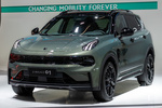 LYNK&CO 01 Gama 01 Plug-in Hybrid Gama 01 Plug-in Hybrid Todo terreno Mineral Green Exterior Frontal-Lateral 5 puertas