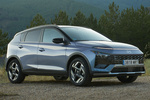 Hyundai Bayon Gama Bayon Tecno Todo terreno Meta Blue / Phantom Black Exterior Lateral-Frontal 5 puertas