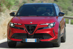 Alfa Romeo Junior Elettrica 175 kW (240 CV) Elettrica Veloce Todo terreno Rojo Brera con Techo Negro Exterior Frontal 5 puertas
