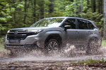 Subaru Forester Gama Forester Gama Forester Todo terreno Ice Silver Metallic Exterior Frontal-Lateral 5 puertas