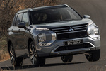 Mitsubishi Outlander PHEV 4WD First Edition PHEV Todo terreno Gris Moonstone con Techo Negro Exterior Lateral-Frontal 5 puertas