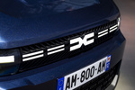 Dacia Bigster Hybrid 155 Journey Hybrid Todo terreno Azul Indigo Exterior Emblema marca 5 puertas