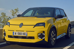 Renault 5 E-Tech 110 kW (150 CV) 52 kWh iconic Cinq Turismo Amarillo Pop! con Techo Negro Exterior Frontal-Lateral 5 puertas