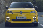 Renault 5 E-Tech 110 kW (150 CV) 52 kWh iconic Cinq Turismo Amarillo Pop! con Techo Negro Exterior Frontal 5 puertas