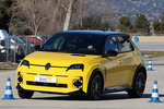 Renault 5 E-Tech 110 kW (150 CV) 52 kWh iconic Cinq Turismo Amarillo Pop! con Techo Negro Exterior Maniobra de Esquiva 5 puertas
