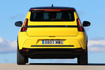 Renault 5 E-Tech 110 kW (150 CV) 52 kWh iconic Cinq Turismo Amarillo Pop! con Techo Negro Exterior Posterior 5 puertas