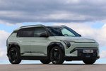 KIA EV3 Long Range GT-line Todo terreno Aventurine Green Exterior Lateral-Frontal 5 puertas
