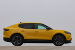Ford Capri Rango Extendido AWD 79 kWh (340 CV) Premium con Llanta en 21" Todo terreno Vivid Yellow Exterior Lateral 5 puertas