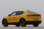 Ford Capri Rango Extendido AWD 79 kWh (340 CV) Premium con Llanta en 21" Todo terreno Vivid Yellow Exterior Lateral-Posterior 5 puertas