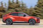 Toyota C-HR+ 230 bater&iacute;a 77 kWh Advance Todo terreno Rojo Persa Exterior Lateral 5 puertas