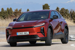 Toyota C-HR+ 230 bater&iacute;a 77 kWh Advance Todo terreno Rojo Persa Exterior Frontal-Lateral 5 puertas