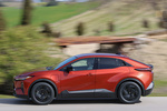 Toyota C-HR+ 230 bater&iacute;a 77 kWh Advance Todo terreno Rojo Persa Exterior Cenital-Lateral 5 puertas
