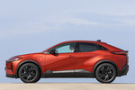 Toyota C-HR+ 230 bater&iacute;a 77 kWh Advance Todo terreno Rojo Persa Exterior Lateral 5 puertas