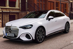 Mercedes-Benz Clase C El&Atilde;&copy;ctrico C 400 4MATIC AMG Line Turismo Opalite White Bright Exterior Frontal-Lateral 4 puertas