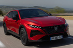 Peugeot 408 Plug-In Hybrid 240 e-DCS7 GT Plug-in Hybrid Turismo Elixir Red Exterior Lateral-Frontal 5 puertas