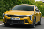 KIA K4 Gama K4 GT Line Turismo Sparkling Yellow Exterior Frontal-Lateral 5 puertas