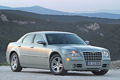 Chrysler 300C - Grande, con mucho equipamiento y precio bajo - Foto
