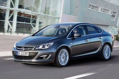 Opel Astra Sedán - Foto