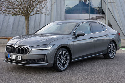Škoda Superb PHEV 272 CV - Foto